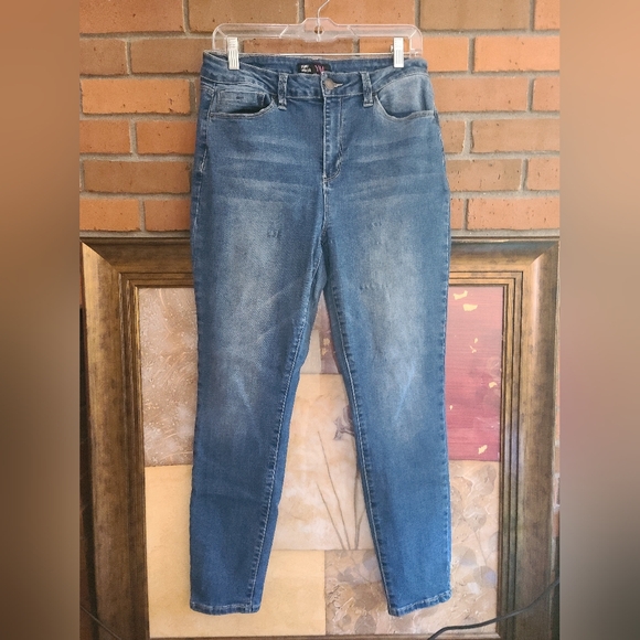 Elle High Rise Denim Jeans Size 4 & Old Navy Fuzzy Sweater XSmall - Picture 3 of 16